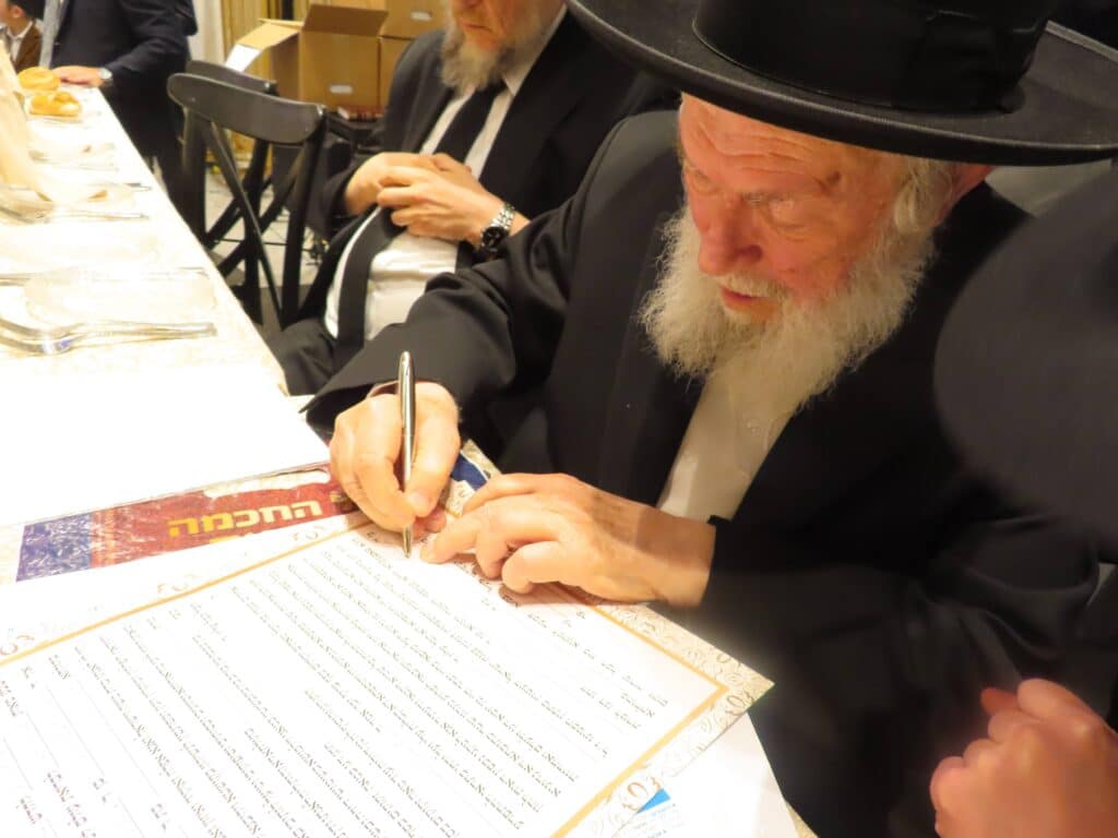 בשמחת החתונה: הגר"ד קוק בירך שהחיינו על שני גיסיו