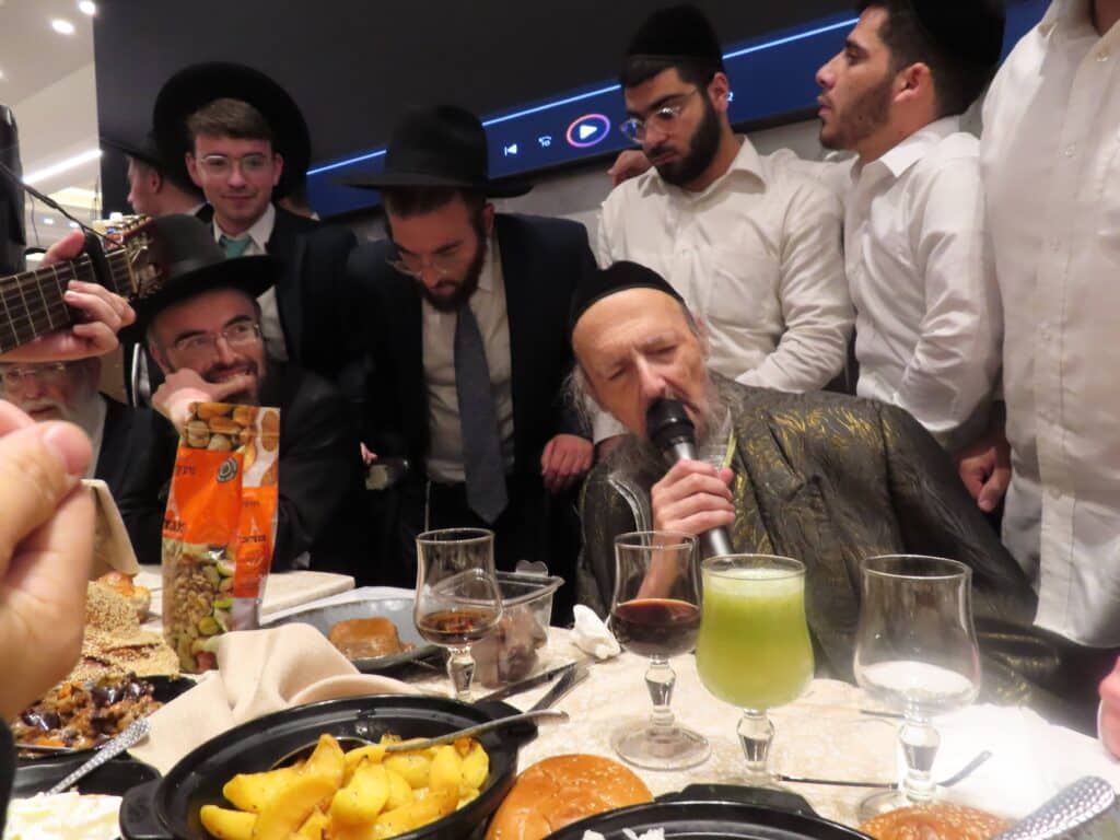 בשמחת החתונה: הגר"ד קוק בירך שהחיינו על שני גיסיו