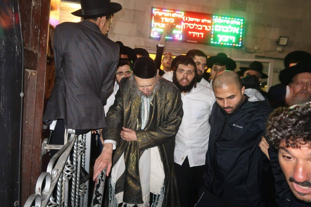 בשמחת החתונה: הגר"ד קוק בירך שהחיינו על שני גיסיו