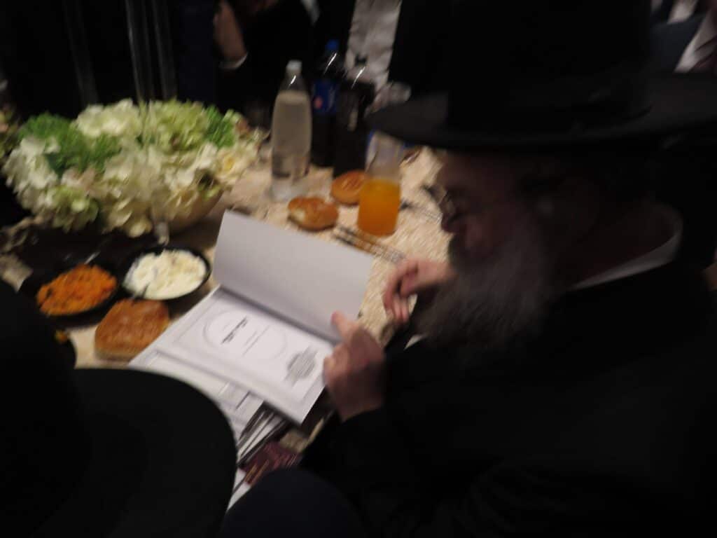 בשמחת החתונה: הגר"ד קוק בירך שהחיינו על שני גיסיו