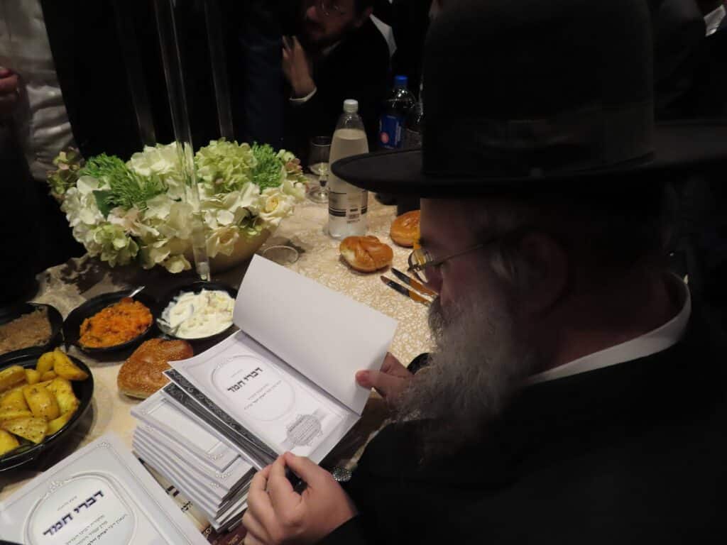 בשמחת החתונה: הגר"ד קוק בירך שהחיינו על שני גיסיו