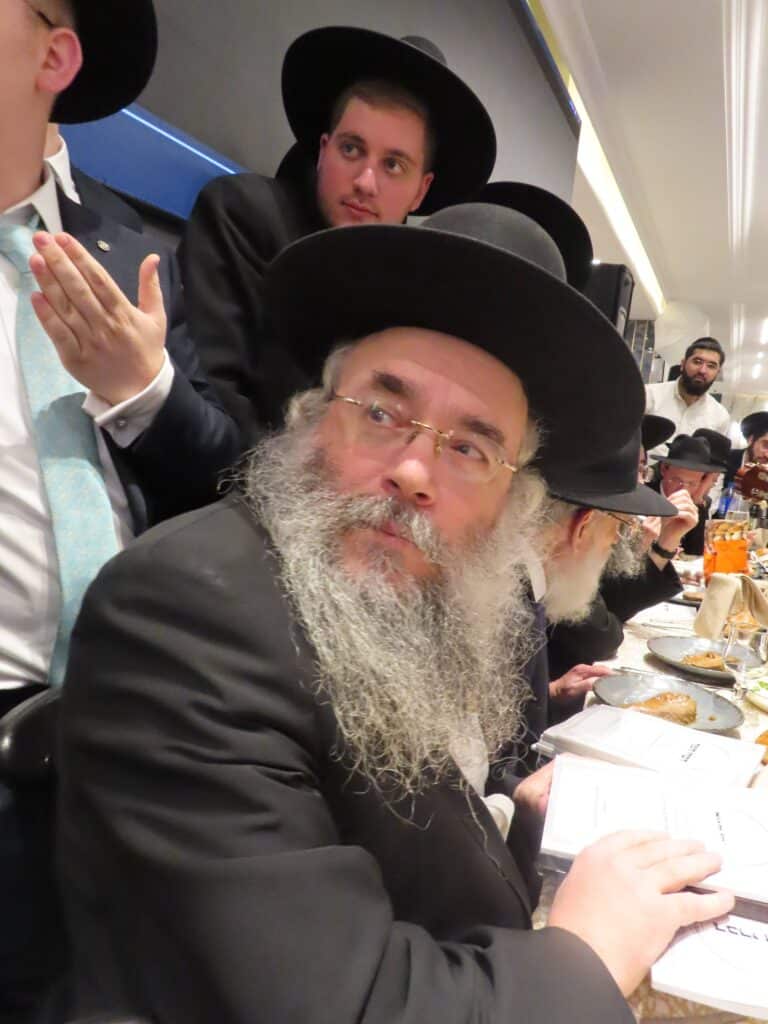 בשמחת החתונה: הגר"ד קוק בירך שהחיינו על שני גיסיו