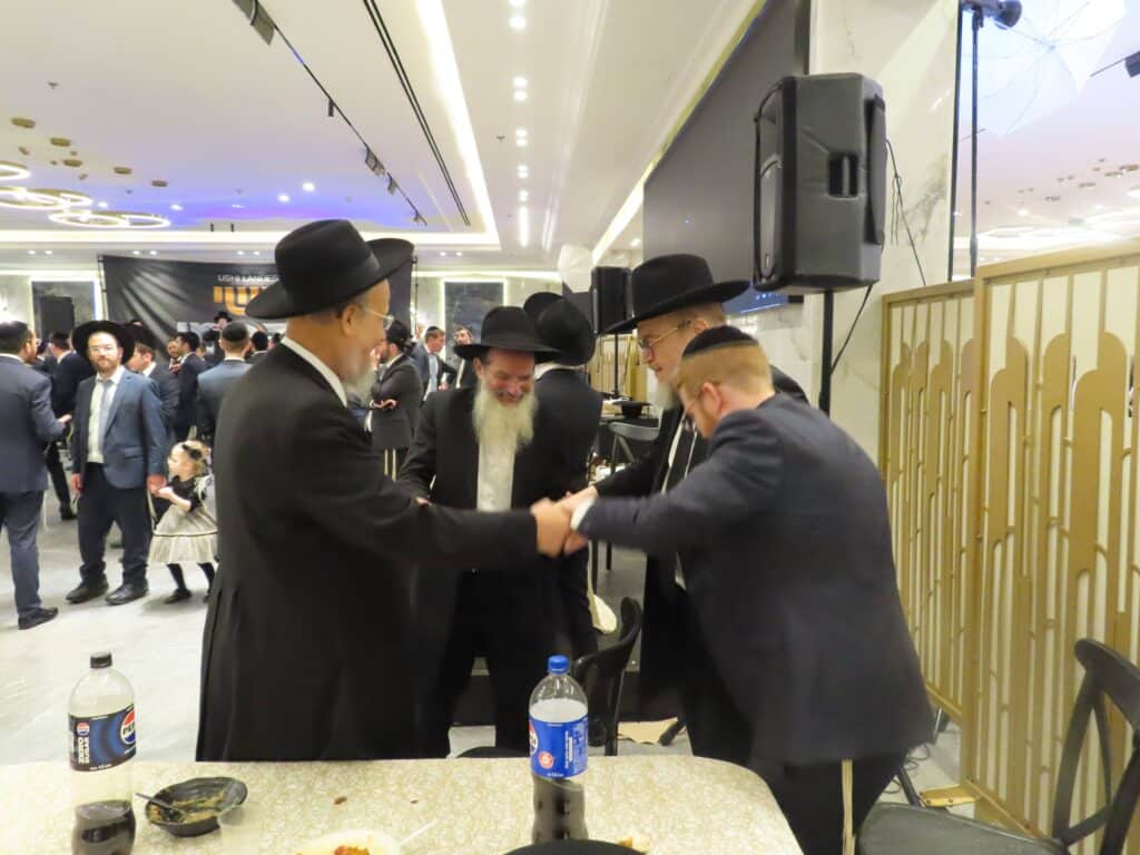 בשמחת החתונה: הגר"ד קוק בירך שהחיינו על שני גיסיו