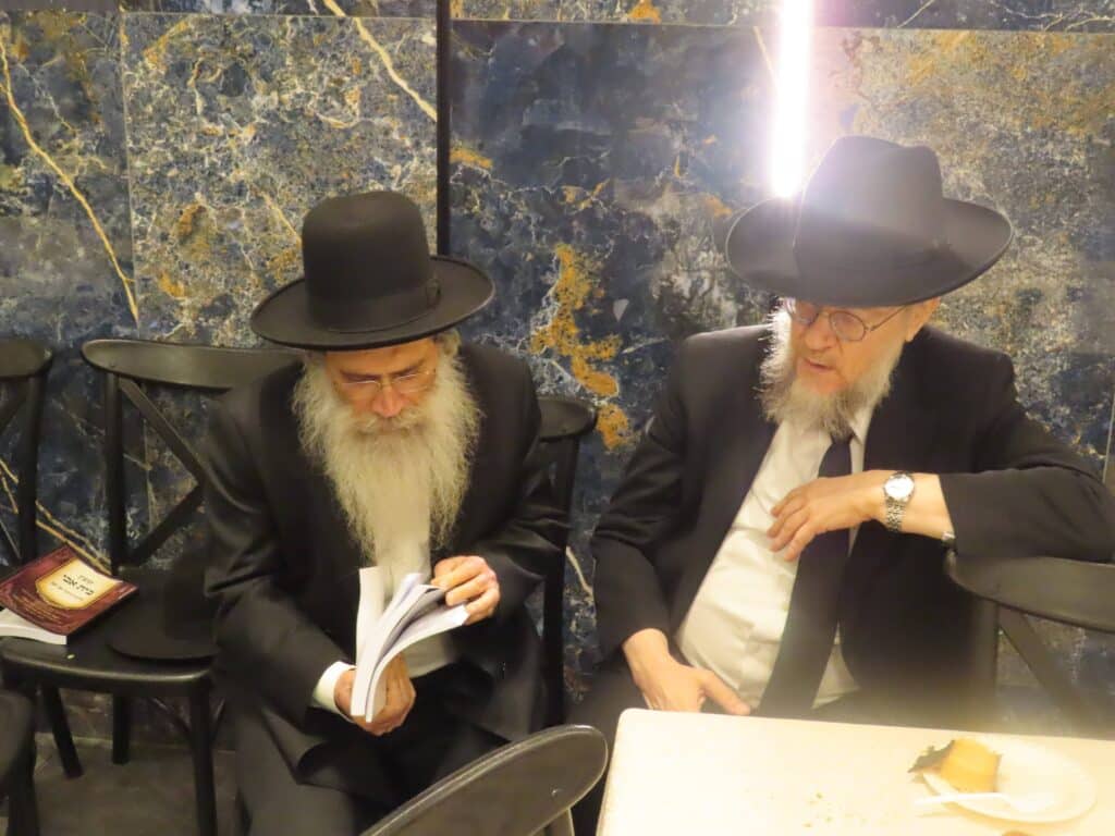 בשמחת החתונה: הגר"ד קוק בירך שהחיינו על שני גיסיו