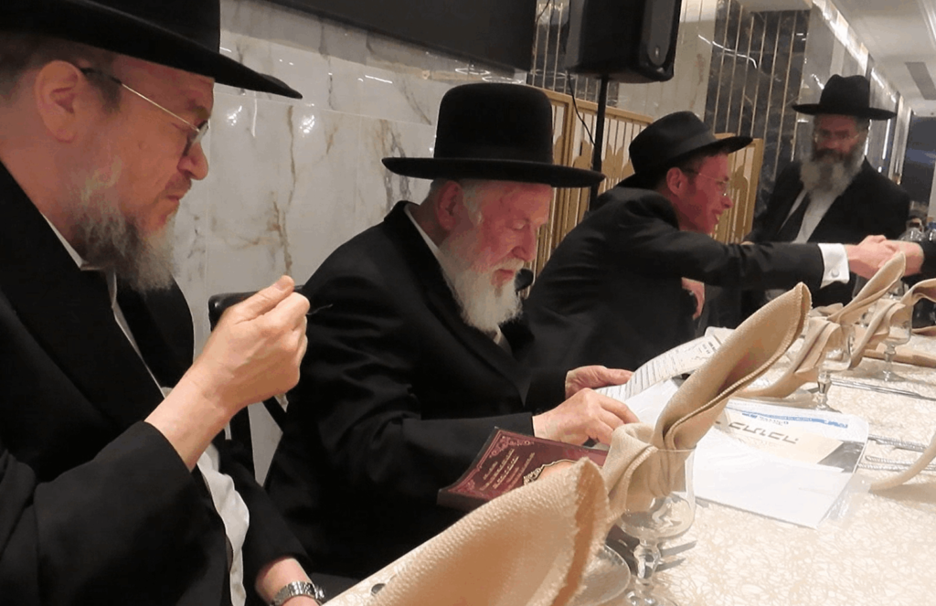 בשמחת החתונה: הגר"ד קוק בירך שהחיינו על שני גיסיו