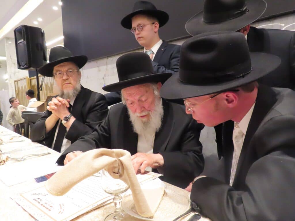 בשמחת החתונה: הגר"ד קוק בירך שהחיינו על שני גיסיו