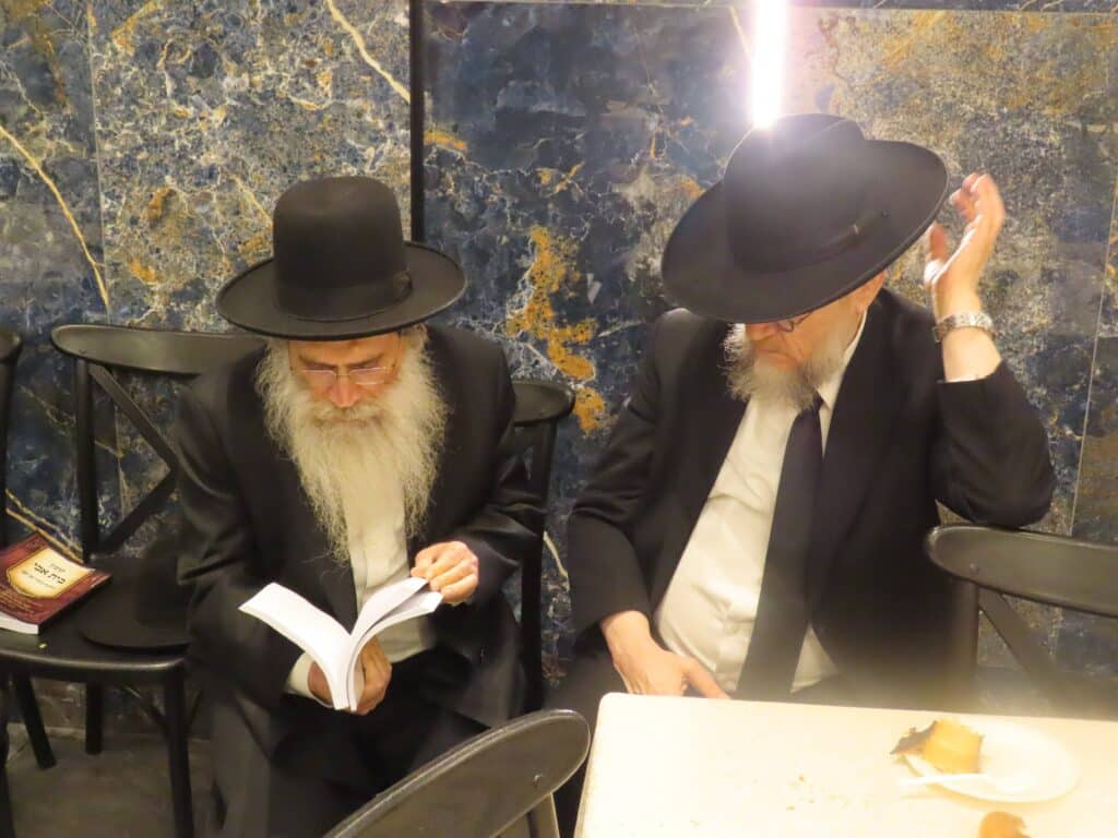 בשמחת החתונה: הגר"ד קוק בירך שהחיינו על שני גיסיו