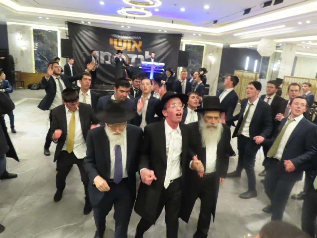 בשמחת החתונה: הגר"ד קוק בירך שהחיינו על שני גיסיו