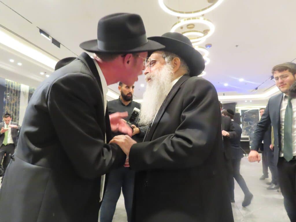 בשמחת החתונה: הגר"ד קוק בירך שהחיינו על שני גיסיו