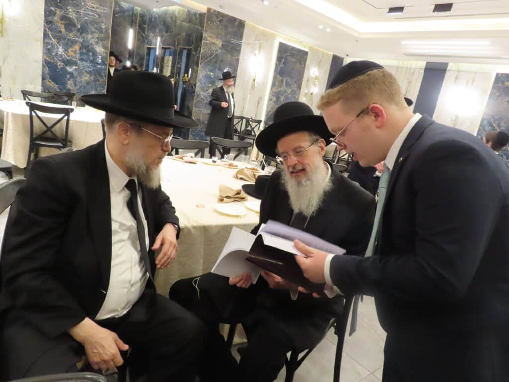 בשמחת החתונה: הגר"ד קוק בירך שהחיינו על שני גיסיו