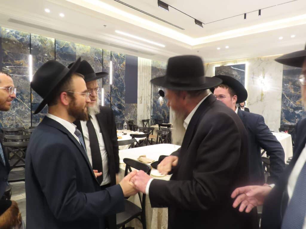 בשמחת החתונה: הגר"ד קוק בירך שהחיינו על שני גיסיו