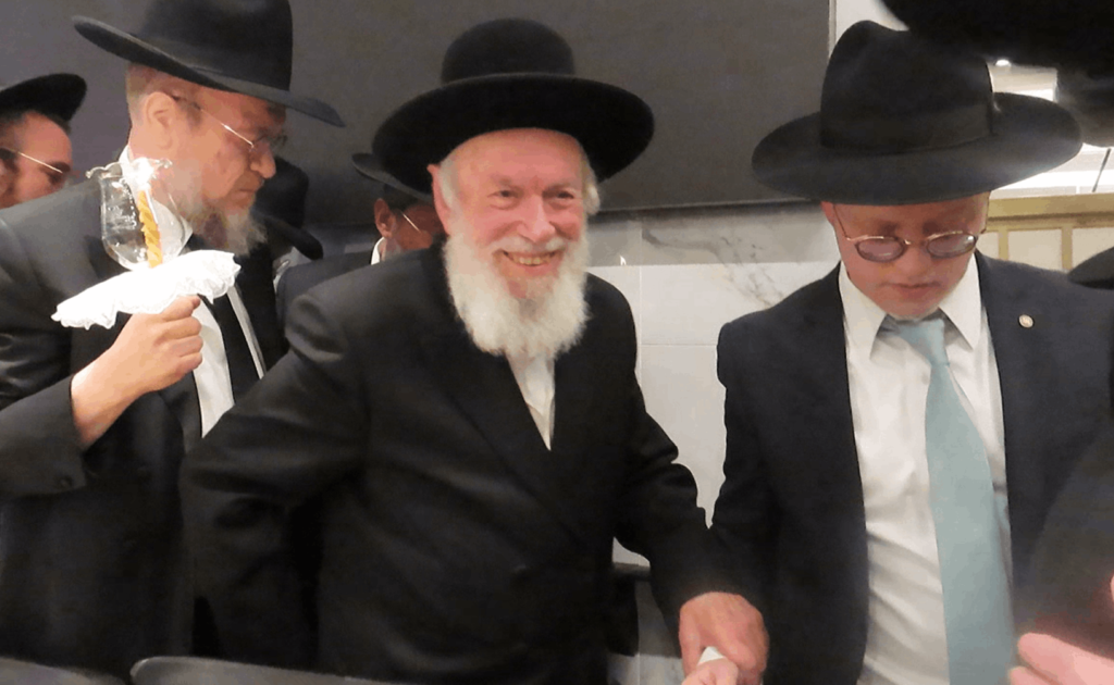 בשמחת החתונה: הגר"ד קוק בירך שהחיינו על שני גיסיו