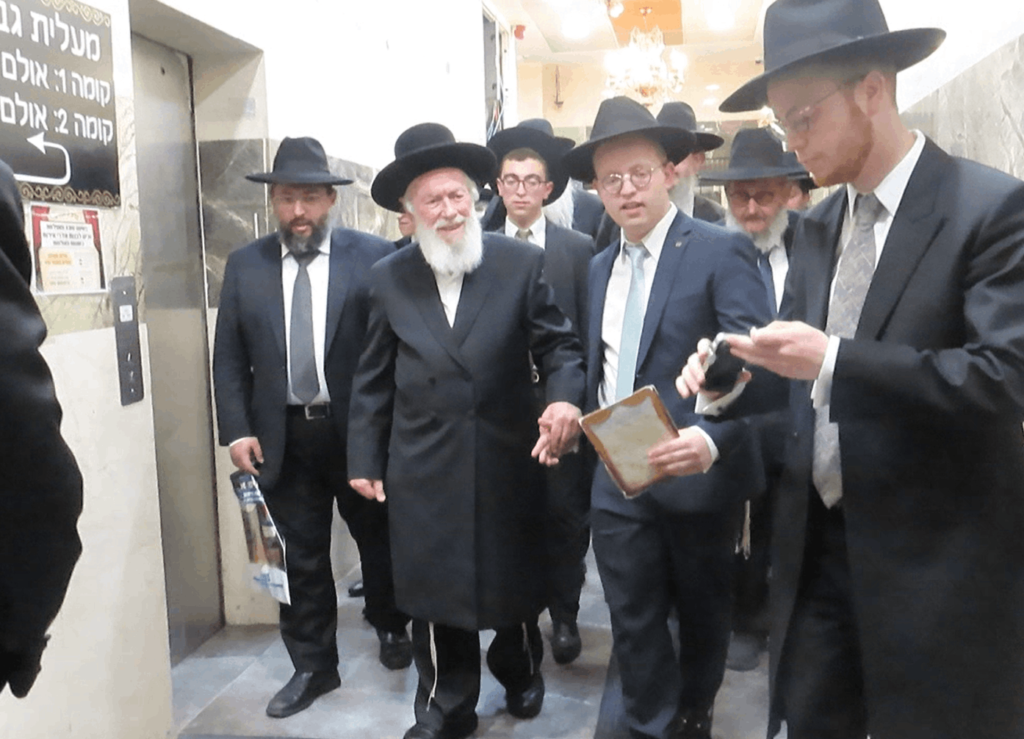 בשמחת החתונה: הגר"ד קוק בירך שהחיינו על שני גיסיו