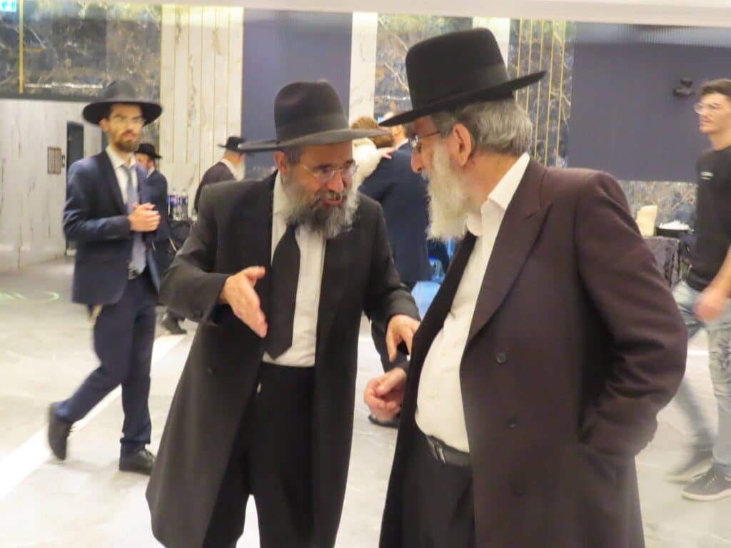 בשמחת החתונה: הגר"ד קוק בירך שהחיינו על שני גיסיו