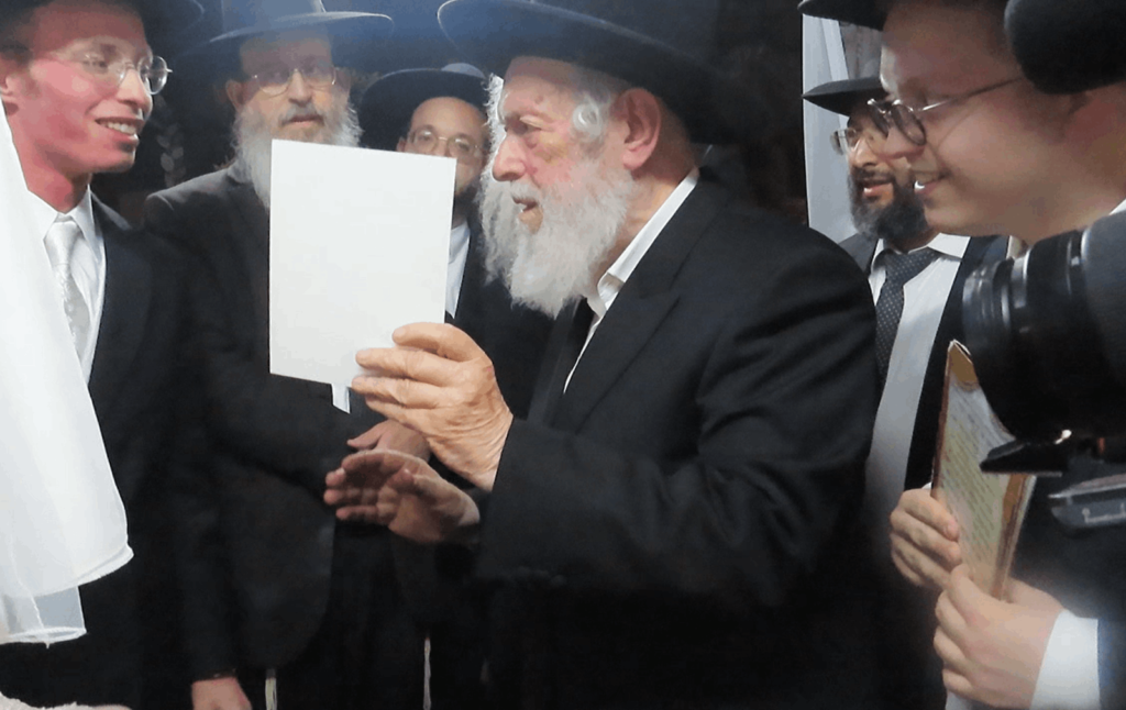 בשמחת החתונה: הגר"ד קוק בירך שהחיינו על שני גיסיו