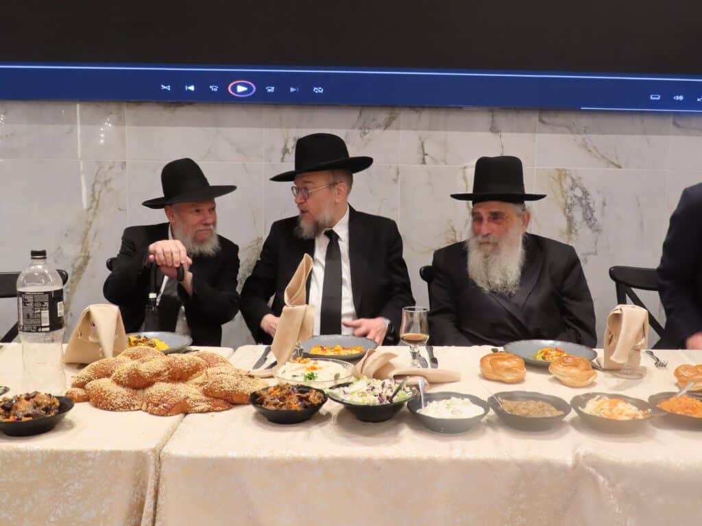 בשמחת החתונה: הגר"ד קוק בירך שהחיינו על שני גיסיו