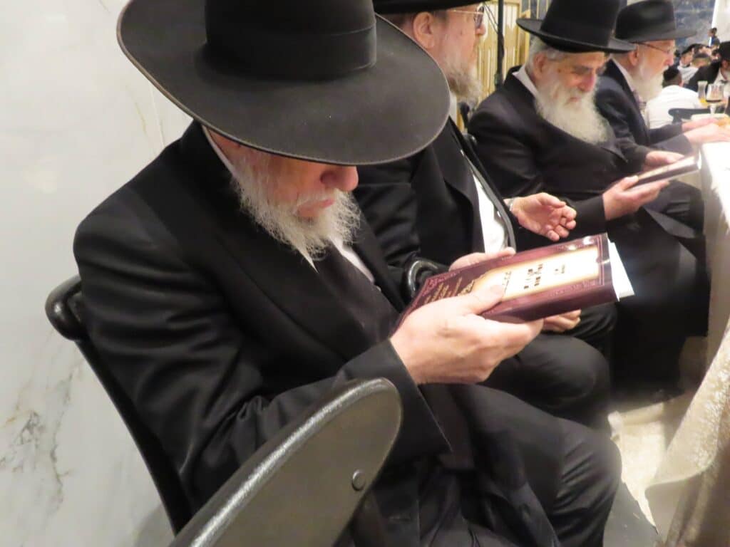 בשמחת החתונה: הגר"ד קוק בירך שהחיינו על שני גיסיו