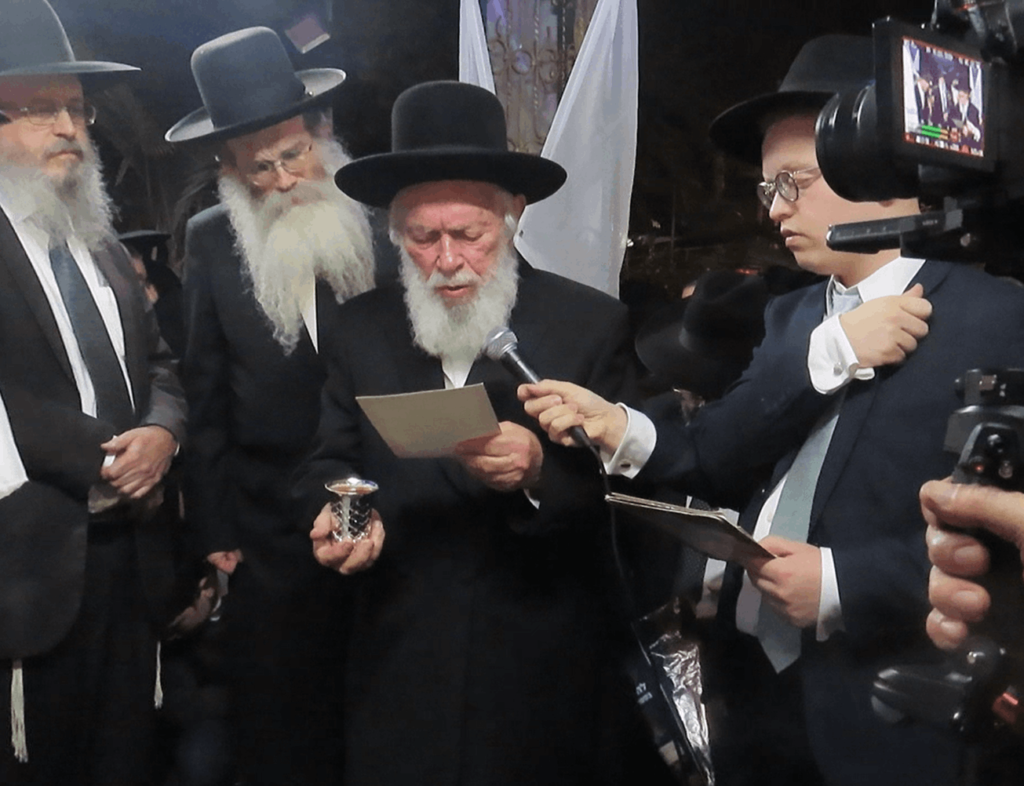 בשמחת החתונה: הגר"ד קוק בירך שהחיינו על שני גיסיו