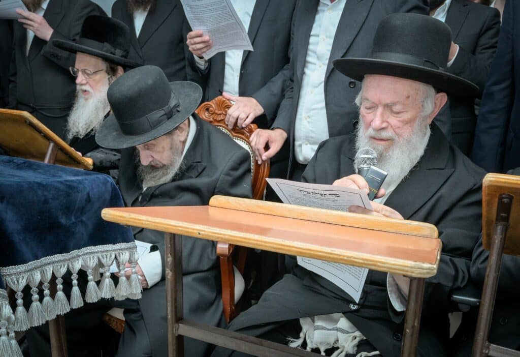 תיעוד: גדולי ישראל במעמד התפילה במעונו של מרן הגר"ד לנדו