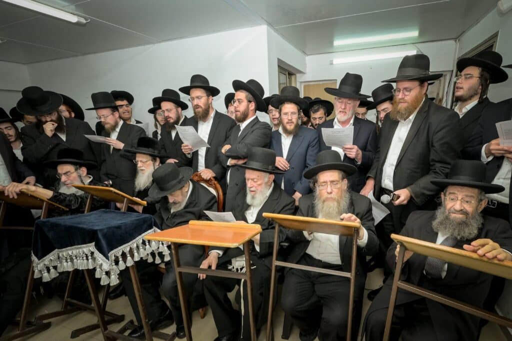 תיעוד: גדולי ישראל במעמד התפילה במעונו של מרן הגר"ד לנדו