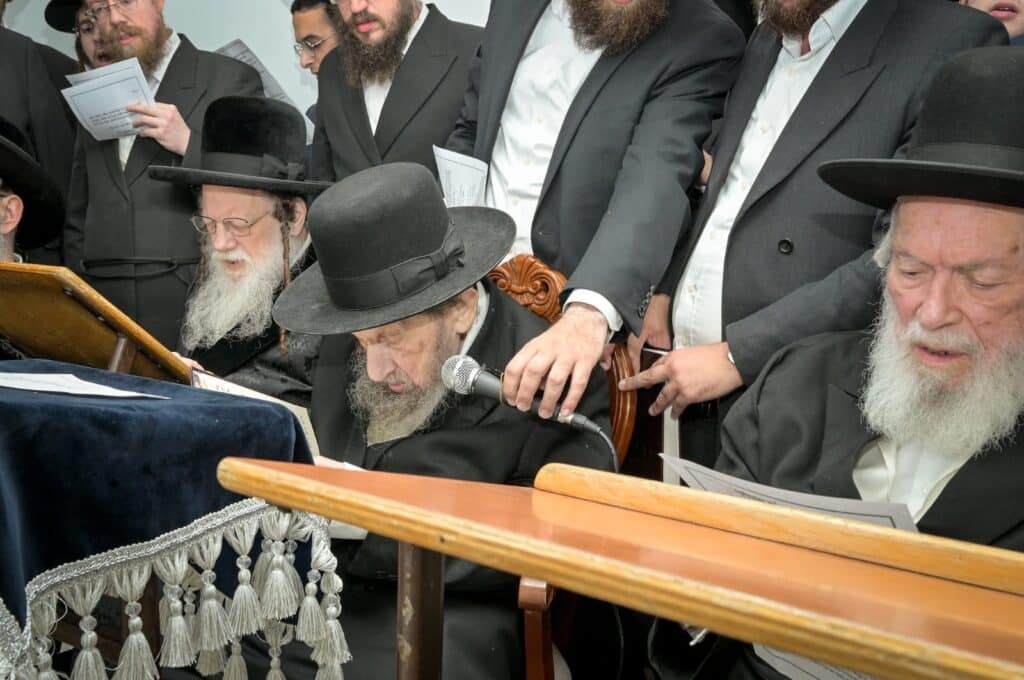 תיעוד: גדולי ישראל במעמד התפילה במעונו של מרן הגר"ד לנדו