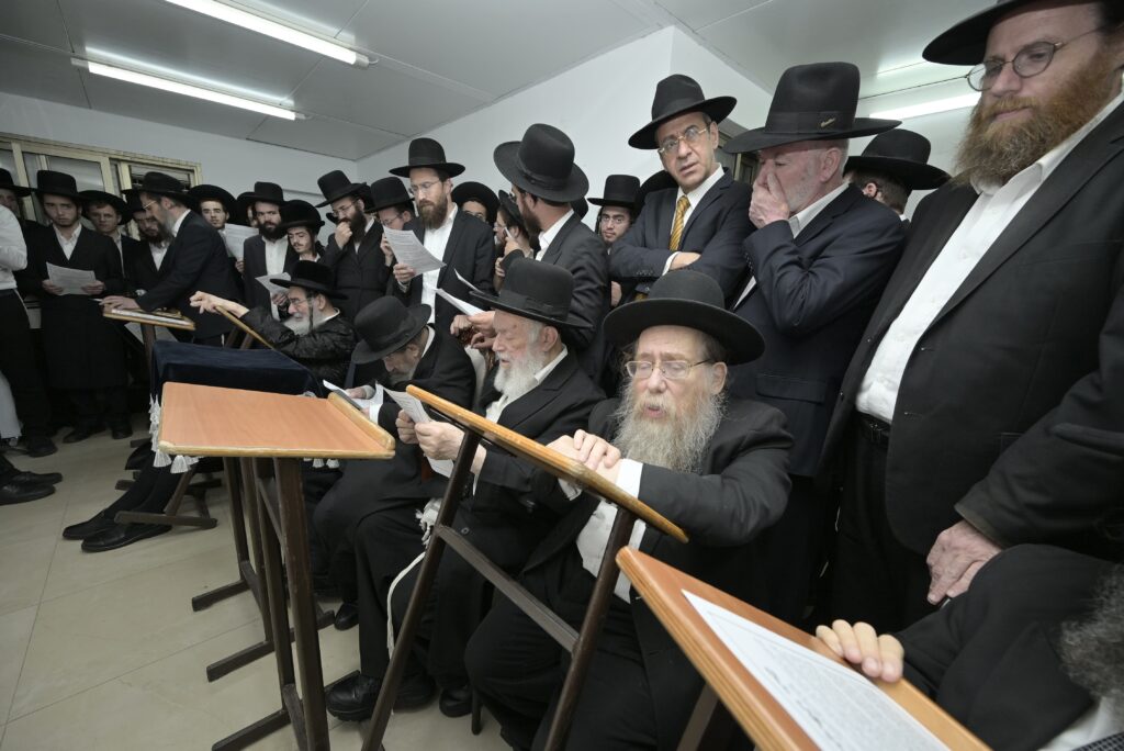 תיעוד: גדולי ישראל במעמד התפילה במעונו של מרן הגר"ד לנדו