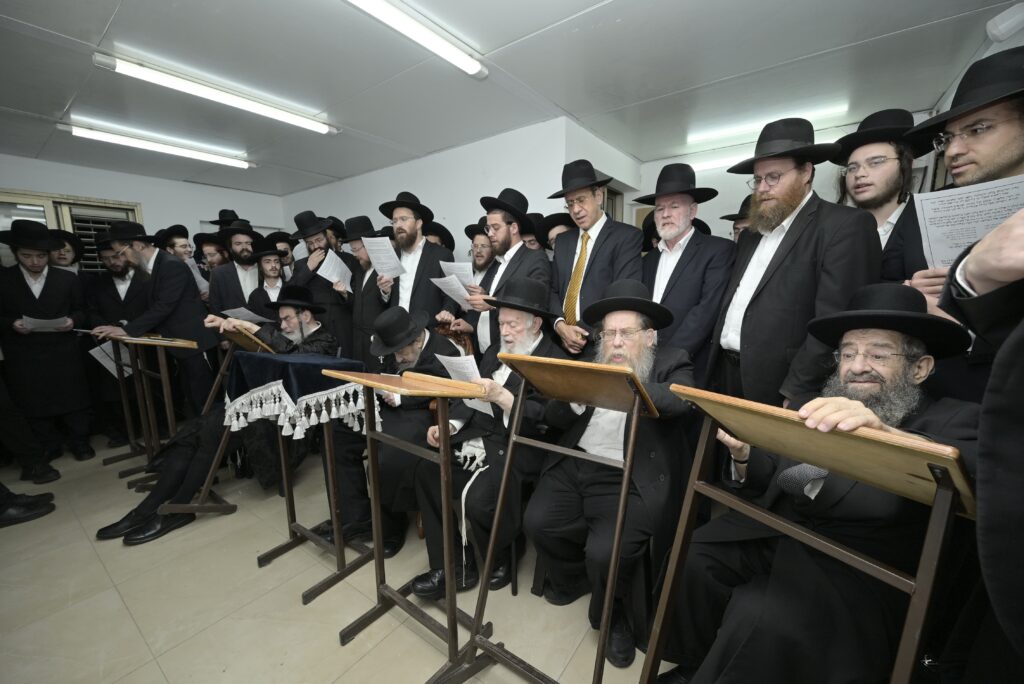 תיעוד: גדולי ישראל במעמד התפילה במעונו של מרן הגר"ד לנדו