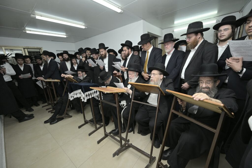 תיעוד: גדולי ישראל במעמד התפילה במעונו של מרן הגר"ד לנדו