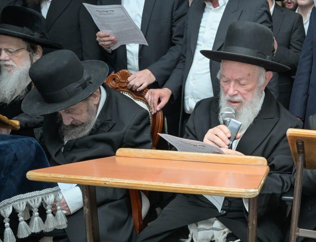 תיעוד: גדולי ישראל במעמד התפילה במעונו של מרן הגר"ד לנדו