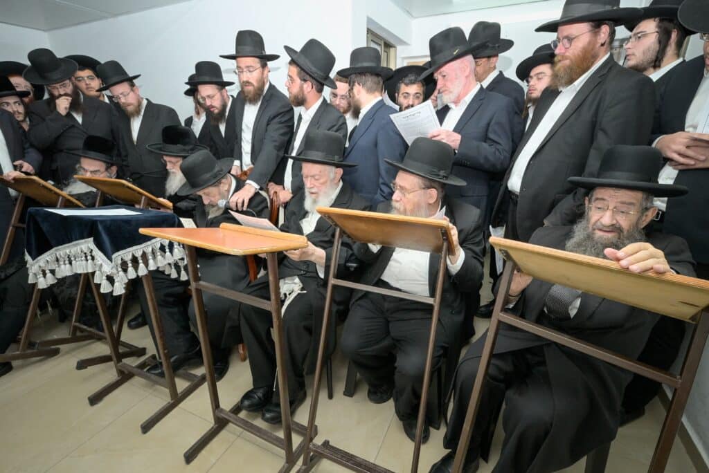 תיעוד: גדולי ישראל במעמד התפילה במעונו של מרן הגר"ד לנדו