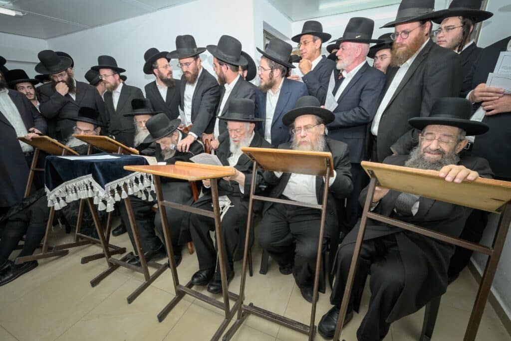 תיעוד: גדולי ישראל במעמד התפילה במעונו של מרן הגר"ד לנדו