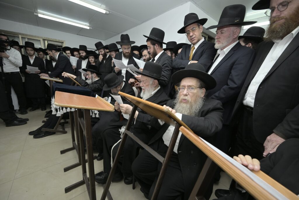 תיעוד: גדולי ישראל במעמד התפילה במעונו של מרן הגר"ד לנדו