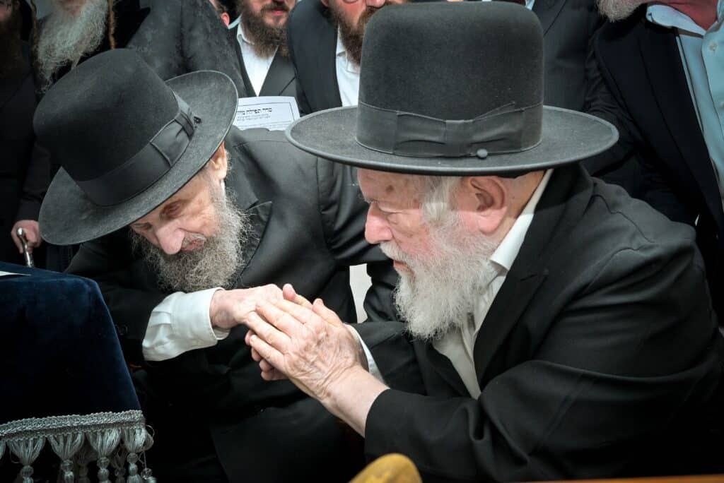 תיעוד: גדולי ישראל במעמד התפילה במעונו של מרן הגר"ד לנדו