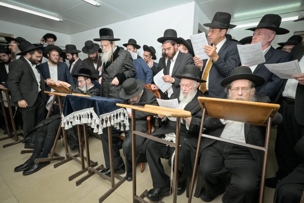 תיעוד: גדולי ישראל במעמד התפילה במעונו של מרן הגר"ד לנדו