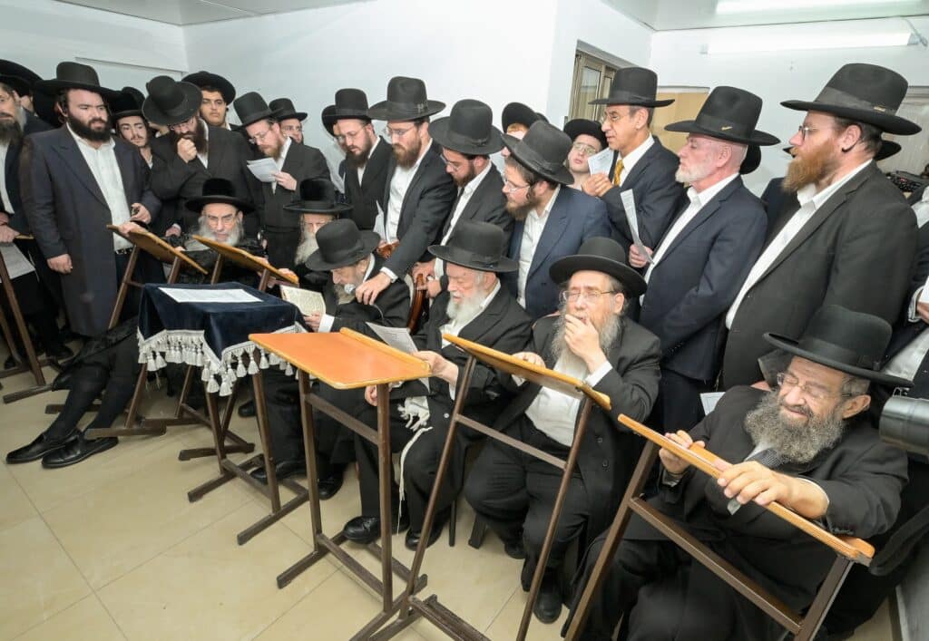 תיעוד: גדולי ישראל במעמד התפילה במעונו של מרן הגר"ד לנדו