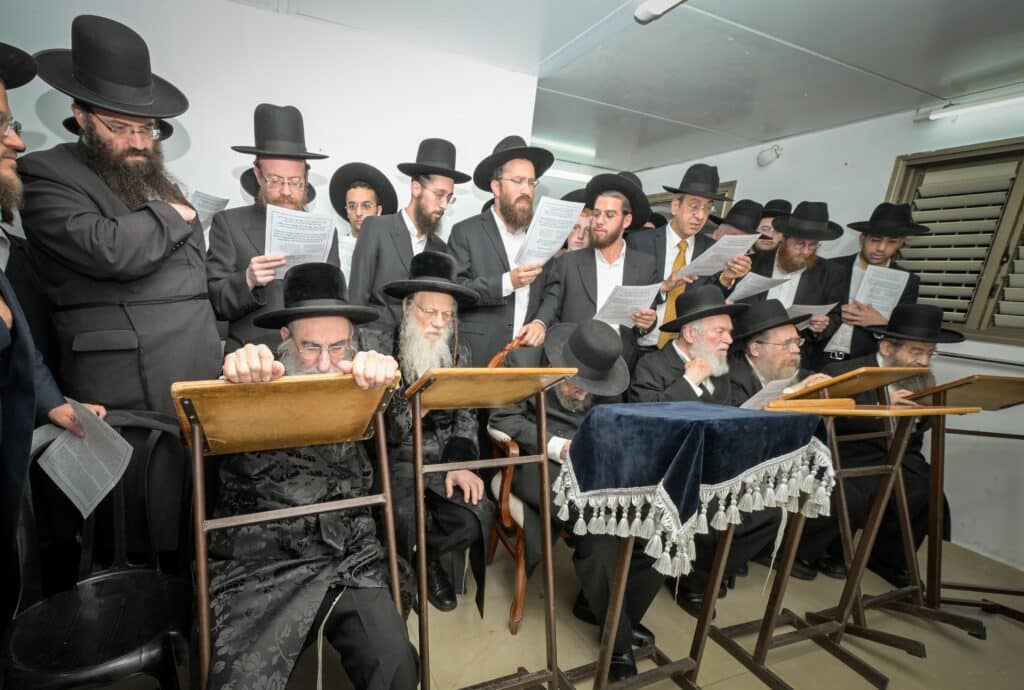 תיעוד: גדולי ישראל במעמד התפילה במעונו של מרן הגר"ד לנדו