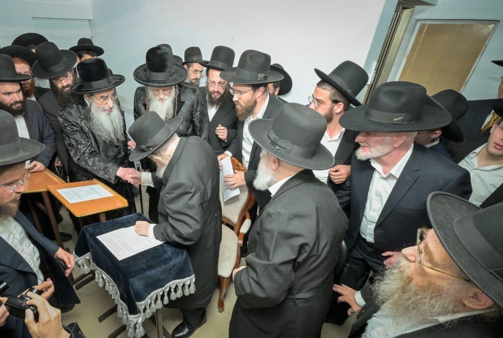 תיעוד: גדולי ישראל במעמד התפילה במעונו של מרן הגר"ד לנדו