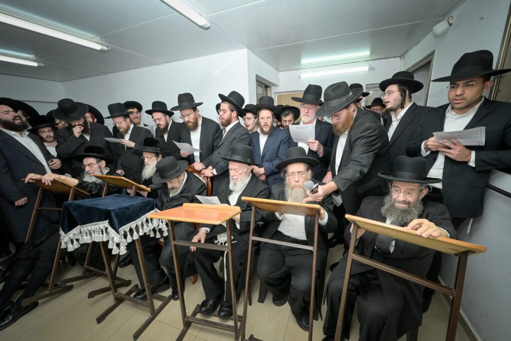 תיעוד: גדולי ישראל במעמד התפילה במעונו של מרן הגר"ד לנדו