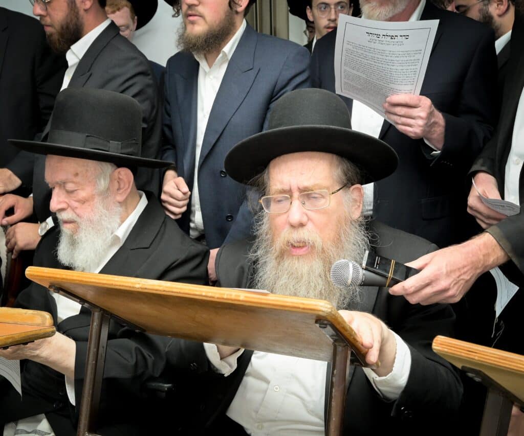 תיעוד: גדולי ישראל במעמד התפילה במעונו של מרן הגר"ד לנדו