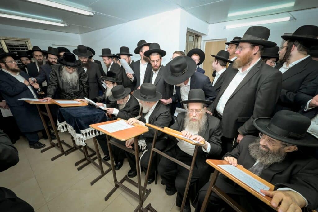 תיעוד: גדולי ישראל במעמד התפילה במעונו של מרן הגר"ד לנדו