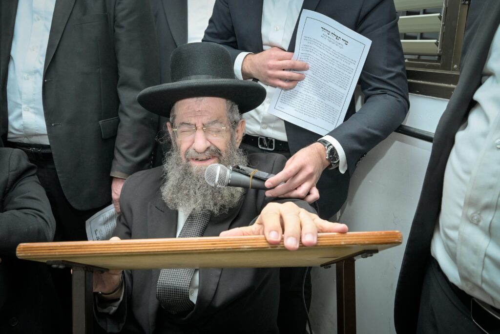 תיעוד: גדולי ישראל במעמד התפילה במעונו של מרן הגר"ד לנדו