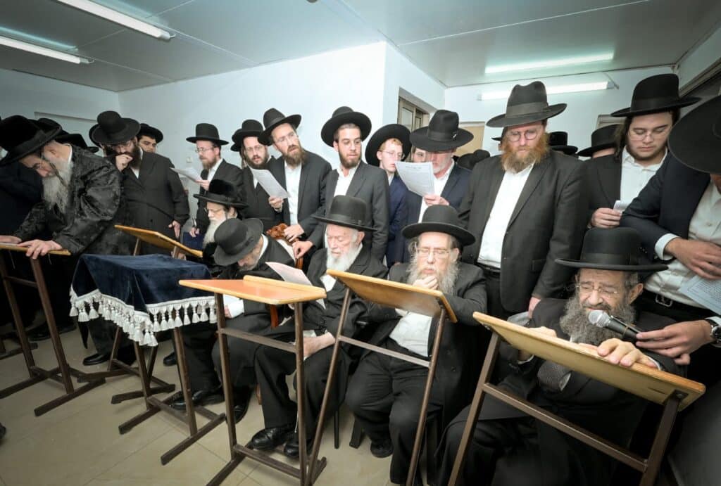 תיעוד: גדולי ישראל במעמד התפילה במעונו של מרן הגר"ד לנדו