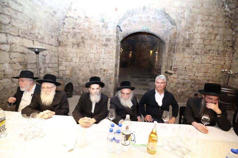 גאב"ד בד"צ מהדרין הגר"א רובין שליט"א במעמד הפרשת תרומות ומעשרות ביקבי כרמל "מקפידים על קלה כבחמורה בכשרות"