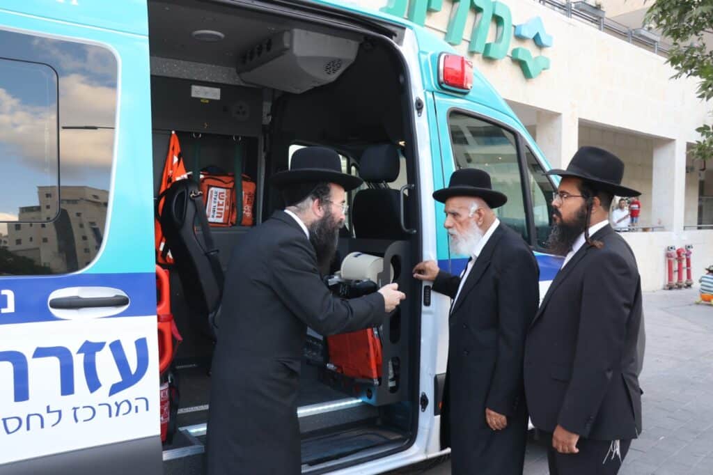 25 שנה למהפכת החסד בבית שמש: חבר המועצת הגר"ש מחפוד ביקר במשרדי ארגון החסד "עזרת אחים"