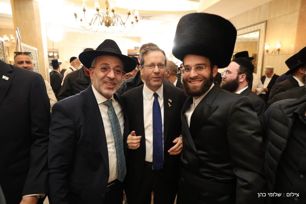 היועץ החרדי לנשיא ערך ברית לבנו - כמעט כולם התייצבו היועץ החרדי לנשיא ערך ברית לבנו - כמעט כולם התייצבו