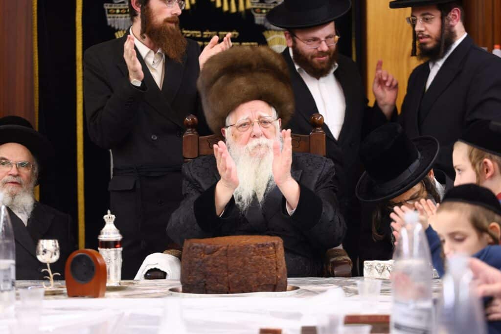 חיפה: כ"ק האדמו"ר משאץ ויז'ניץ שליט"א בהדלקת נרות חנוכה