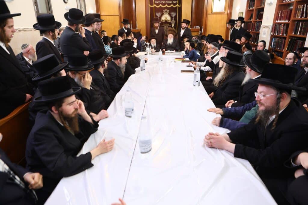 חיפה: כ"ק האדמו"ר משאץ ויז'ניץ שליט"א בהדלקת נרות חנוכה