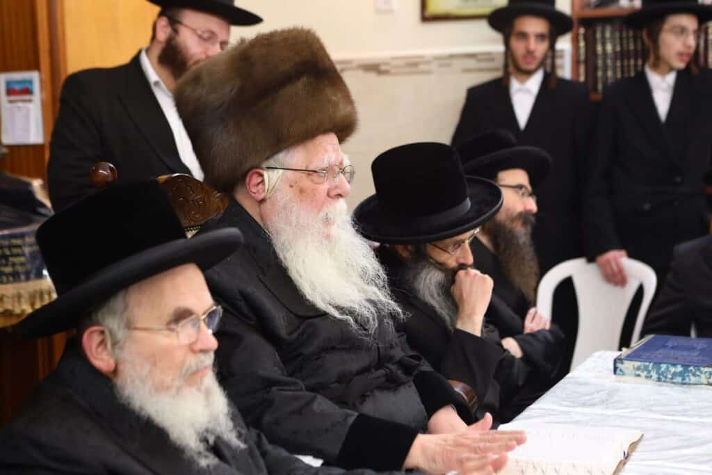 חיפה: כ"ק האדמו"ר משאץ ויז'ניץ שליט"א בהדלקת נרות חנוכה