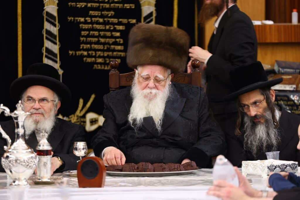 חיפה: כ"ק האדמו"ר משאץ ויז'ניץ שליט"א בהדלקת נרות חנוכה