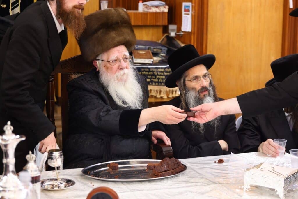 חיפה: כ"ק האדמו"ר משאץ ויז'ניץ שליט"א בהדלקת נרות חנוכה